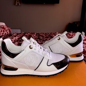 RUN AWAY SNEAKER
Beautiful Sneaker Size 36